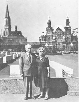 Ο Κώστας Βάρναλης ταξίδεψε ξανά στη Μόσχα το 1959 τον Ιούλη, που τιμήθηκε με το βραβείο «Λένιν». Στη φωτογραφία είναι από εκείνο το ταξίδι, με τη γυναίκα του, στην Κόκκινη Πλατεία