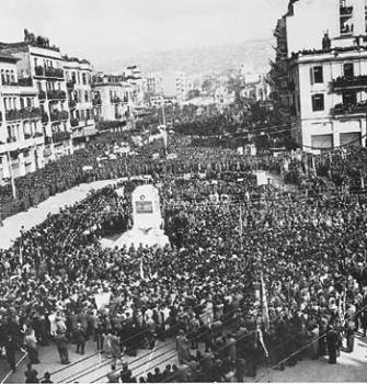 30 Οκτώβρη 1944: Μέρος από την παλλαϊκή συγκέντρωση της Θεσσαλονίκης για την απελευθέρωση της πόλης από τον ΕΛΑΣ