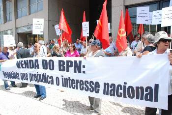 Συγκέντρωση διαμαρτυρίας έξω από τα κεντρικά γραφεία της τράπεζας BPN πραγματοποίησαν πρόσφατα μέλη και οπαδοί του ΠορτογαλικούΚομμουνιστικού Κόμματος, στο πλαίσιο του μήνα πανεθνικής δράσης κατά των εφαρμοζόμενων αντιλαϊκών πολιτικών