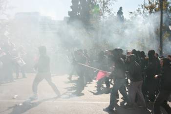 2. Εδώ αρχίζει η επίθεση κατά της περιφρούρησης της διαδήλωσης πίσω από προκάλυμμα καπνού