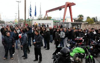 Εξω από την πύλη του εργοστασίου θα μείνουν, συνεχίζοντας την απεργία διαρκείας για όσο χρειαστεί, δηλώνουν οι εργαζόμενοι της «Ελληνικής Χαλυβουργίας»