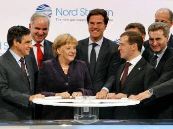 Φωτογραφία από τα εγκαίνια του «Nord Stream Ι», που συνδέει τη Ρωσία με τη Γερμανία. Τα σχέδια για έναν δεύτερο αγωγό που θα παρακάμπτει την Ουκρανία φουντώνουν τις αντιπαραθέσεις εντός της ΕΕ