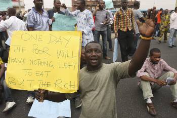 «Μία μέρα, οι φτωχοί δεν θα έχουν τίποτε άλλο να φάνε παρά μόνον τους πλούσιους» γράφει χαρακτηριστικά το πλακάτ Νιγηριανού διαδηλωτή...