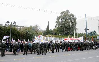Τα ΜΑΤ «φυλάνε» το Μέγαρο από τους φιλειρηνιστές που διαδηλώνουν εναντίον της εκδήλωσης για τα 60 χρόνια της Ελλάδας στο ΝΑΤΟ το 2012