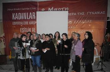 Οι γυναίκες από τη Θεσσαλονίκη τραγουδούν στην εκδήλωση το τραγούδι της Ειρήνης