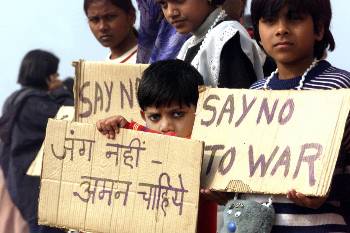 «Θέλουμε ειρήνη, όχι πόλεμο», παιδιά διαδηλώνουν στο Νέο Δελχί. Η κλιμάκωση της έντασης στις σχέσεις Ινδίας -Πακιστάν συνεχίζεται