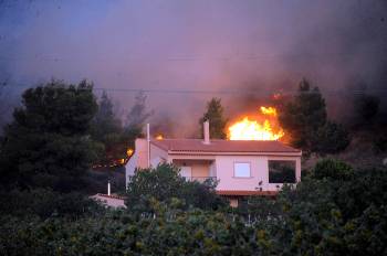 Δεκάδες σπίτια κάηκαν και πολύ περισσότερα κινδύνεψαν σε οκτώ περιοχές