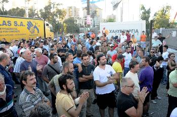 Αμέσως μετά την τρομοκρατική επίθεση της Πέμπτης, εργάτες έφτασαν στην πύλη να εκφράσουν συμπαράσταση στους απεργούς (φωτ.)