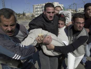 Παλαιστίνιοι μεταφέρουν έναν τραυματία