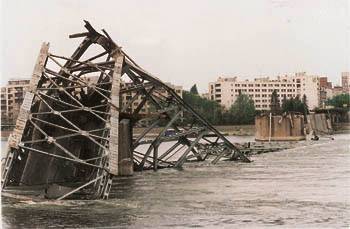 Κατεστραμένη γέφυρα ύστερα από τους ΝΑΤΟικούς βομβαρδισμούς το 1999