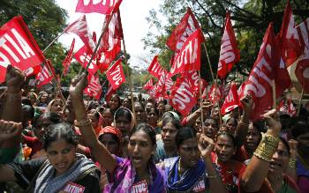 Η εργατική τάξη της Ινδίας που βιώνει την πιο σκληρή εκμετάλλευση συχνά κατεβαίνει σε απεργίες διεκδικώντας τα δικαιώματά της