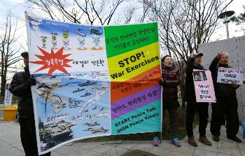Διαμαρτυρία στη Σεούλ ενάντια στα προκλητικά γυμνάσια Ν. Κορέας και ΗΠΑ