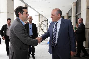 Από συνάντηση του προέδρου του ΣΕΒ, Δημήτρη Δασκαλόπουλου, με τον πρόεδρο του ΣΥΡΙΖΑ, Αλέξη Τσίπρα. Ασχετα από τις ιδεολογικές αναφορές των κομμάτων, το ζήτημα είναι πως τοποθετούνται απέναντι στους στρατηγικούς στόχους του κεφαλαίου