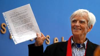 Ο Γερμανός βουλευτής δείχνει την επιστολή προς τις γερμανικές αρχές που παρέλαβε από τον Σνόουντεν κατά τη συνάντησή τους στη Μόσχα