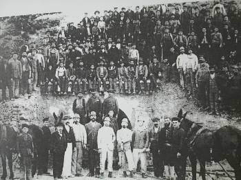 Μεταλλωρύχοι στην είσοδο μεταλλευτικής στοάς στην Πλάκα Λαυρίου το 1898 (από λεύκωμα της ΓΣΕΕ)