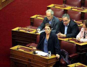 Η Αλέκα Παπαρήγα στη διάρκεια της χτεσινής συζήτησης στη Βουλή