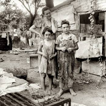 Φωτογραφία από πάμφτωχη οικογένεια στην Οκλαχόμα του 1935, θύματα της οικονομικής κρίσης, παρουσιάστηκε το 2009 σε έκθεση του ουκρανικού κράτους στη Σεβαστούπολη ως φωτογραφία από τον λιμό