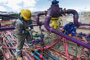 Οι εργάτες στη βιομηχανία πετρελαίου (φωτ.) φορτώθηκαν και τις συνέπειες της μείωσης των διεθνών τιμών πετρελαίου...