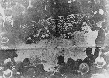 Μετά τη σφαγή, λίγα λουλούδια...