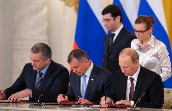 Η στιγμή της υπογραφής της συμφωνίας ενσωμάτωσης της Κριμαίας στη Ρωσία