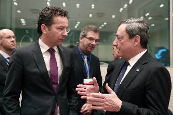 Ο πρόεδρος της Ευρωπαϊκής Κεντρικής Τράπεζας, Μ. Ντράγκι (δεξιά στη φωτογραφία) με τον πρόεδρο του Γιούρογκρουπ, Γ. Ντάισελμπλουμ