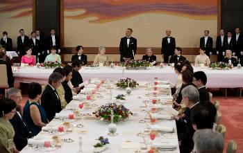 Στην Ιαπωνία, ο αυτοκράτορας Ακιχίτο παρέθεσε επίσημο γεύμα (φωτ.) προς τιμήν του Αμερικανού Προέδρου
