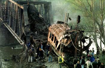 12/4/1999: Βομβαρδισμός επιβατικής αμαξοστοιχίας 300 χλμ. νότια του Βελιγραδίου, που αποδόθηκε σε «λάθος» από το ΝΑΤΟ