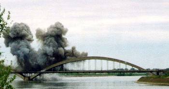 Από το ΝΑΤΟικό βομβαρδισμό γέφυρας στο Νόβι Σαντ, τον Απρίλη του '99