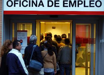 Οι «εναλλακτικές» που η καπιταλιστική ανάπτυξη προσφέρει (και) στους Ισπανούς είναι ή στην ουρά για πενιχρά επιδόματα ανεργίας (φωτ.) ή δουλειά χωρίς δικαιώματα