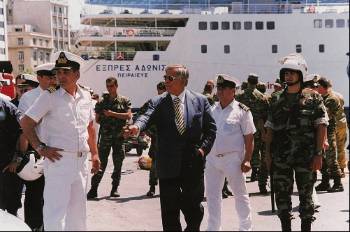 Ο εφοπλιστής Αγούδημος καθοδηγεί προσωπικά τις δυνάμεις καταστολής στο μακελειό που έγινε στο λιμάνι του Πειραιά στις 29 Μάη 2002
