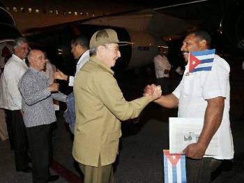 Ο Πρόεδρος της Κούβας αποχαιρετά τους Κουβανούς γιατρούς και νοσηλευτές που ρίχνονται στη μάχη κατά του «Εμπολα» στη Δυτική Αφρική