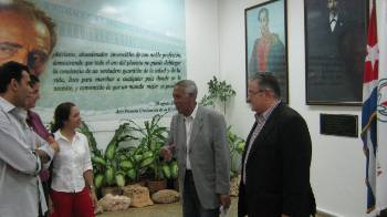 Ο Γενικός Γραμματέας της ΚΕ του ΚΚΕ στην επίσκεψη στη Λατινοαμερικανική Σχολή Ιατρικής στην Αβάνα