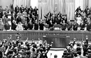 Με την «Διεθνή» (Internationale) ολοκληρώνονται οι διαδικασίες του 9ου Συνεδρίου του Ενιαίου Σοσιαλιστικού Κόμματος Γερμανίας (18 - 22 Μάη 1976).