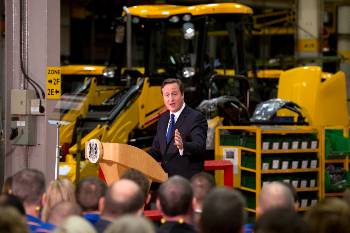 Ο Βρετανός πρωθυπουργός, Ντ. Κάμερον, αρέσκεται να φωτογραφίζεται με φόντο εργοτάξια. Ομως τόσο αυτός όσο και οι άλλοι αστοί πολιτικοί εξυπηρετούν την τάξη τους και τσακίζουν τα δικαιώματα των εργατών