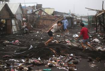 Οι πλημμύρες και οι καταστροφές που πλήττουν κυρίως τα φτωχά λαϊκά στρώματα, δεν οφείλονται γενικά στην παρέμβαση του ανθρώπου στο περιβάλλον, αλλά στην εκμετάλλευση περιβάλλοντος και ανθρώπων από τους καπιταλιστές