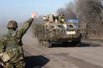 Ουκρανικά άρματα μάχης ενώ μετακινούνται, χτες, έξω από το Ντεμπάλτσεβε