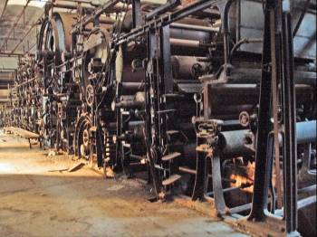 Παλιές μηχανές στο εργοστάσιο της Χαρτοποιίας «Λαδόπουλος» στην Πάτρα