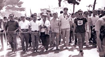 Ο Μ. Θεοδωράκης με Λαμπράκηδες του Πειραιά, στην Πορεία Ειρήνης του 1965