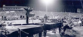Συναυλία του Μ. Θεοδωράκη στο στάδιο Καραϊσκάκη το 1975