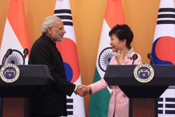 Στιγμιότυπο από τη συνάντηση των ηγετών Ινδίας - Νότιας Κορέας