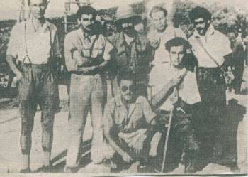 Ο Μίκης Θεοδωράκης (κάτω δεξιά) με συνεξόριστους στη Μακρόνησο, το 1948-'49