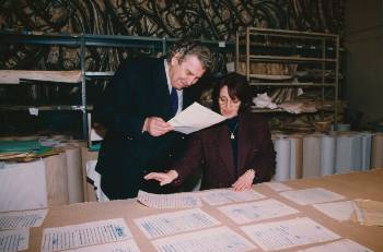 Από την επίσκεψή του στο Αρχείο του ΚΚΕ το 1994. Με την Αλέκα Παπαρήγα