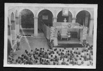 Θεατρική παράσταση οργανωμένη από τους πολιτικούς κρατούμενους στο προαύλιο των φυλακών