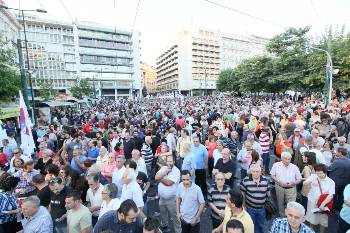 Χιλιάδες κόσμου σε πυκνή διάταξη μπροστά από την εξέδρα στο κάτω μέρος της πλατείας Συντάγματος