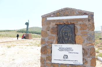 Το μνημείο που στήθηκε με πρωτοβουλία της ΟΓΕ δίπλα σε εκείνο του Μακρονησιώτη