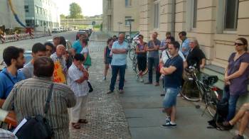 Σύσκεψη των απλήρωτων μεταναστών εργατών στη Δρέσδη, μετά από κινητοποίηση