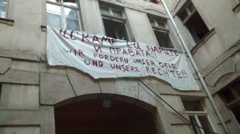 «Απαιτούμε τα λεφτά μας και τα δικαιώματά μας» γράφει το πανό που ανάρτησαν σε εργοτάξιο της Δρέσδης