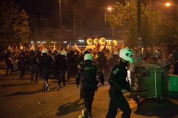 Η στιγμή κατά την οποία οι ομάδες «Δέλτα» της αστυνομίας χτυπάνε τη διαδήλωση του ΠΑΜΕ στο ύψος του «Φίξ»
