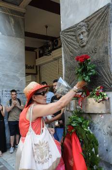 Η συγγραφέας Δήμητρα Πέτρουλα αφήνει λουλούδια στο μνημείο του ανιψιού της, σε εκδήλωση που διοργάνωσαν το ΚΚΕ και η ΚΝΕ εκεί το 2015, στα 50 χρόνια από τη δολοφονία του