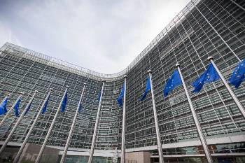 Το κτίριο της Κομισιόν με τις σημαίες φαίνεται επιβλητικό. Η καπιταλιστική οικονομία έχει ζόρια που τα πληρώνουν οι λαοί